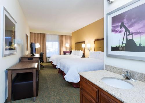 奥德萨奥德萨汉普顿酒店的酒店客房设有两张床和盥洗盆