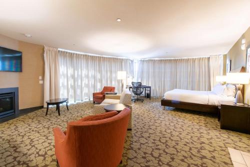奥格登希尔顿奥格登花园酒店的酒店客房设有床和客厅。