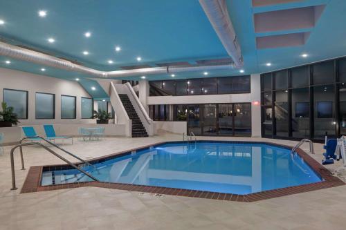 俄克拉何马城埃姆布里奇酒店集团俄克拉何马城塔楼酒店的一座大型游泳池,位于酒店大楼内