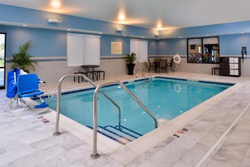 卡特湖奥马哈机场伊萨希尔顿汉普顿酒店的蓝色墙壁的酒店客房的游泳池