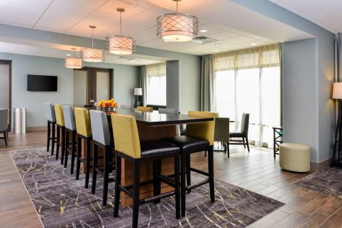 卡特湖奥马哈机场伊萨希尔顿汉普顿酒店的一间带桌椅的用餐室