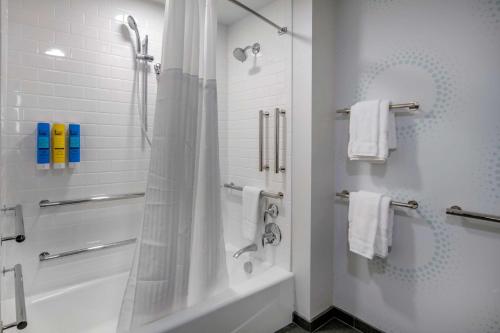奥马哈Tru By Hilton Omaha I 80 At 72Nd Street, Ne的带淋浴和浴缸的白色浴室