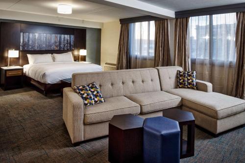 尼纳尼纳希尔顿逸林酒店 的酒店客房设有一张沙发和一张床