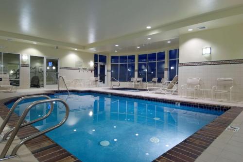 马科尔蒂奥西雅图北部/埃弗雷特希尔顿花园酒店的一座带椅子的酒店游泳池