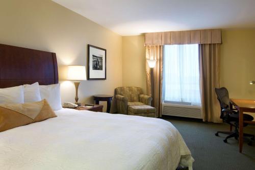 马科尔蒂奥西雅图北部/埃弗雷特希尔顿花园酒店的配有一张床和一张书桌的酒店客房