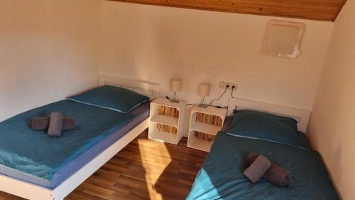 卑尔根Ferienwohnung Bergfreunde的配有绿床单的客房内的两张床