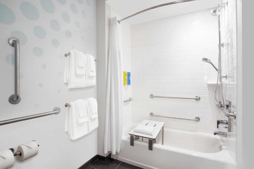 AudubonTru By Hilton Audubon Valley Forge的白色的浴室设有浴缸和水槽。