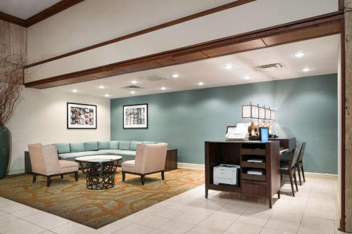 费城费城机场希尔顿逸林酒店的客厅配有沙发和桌椅