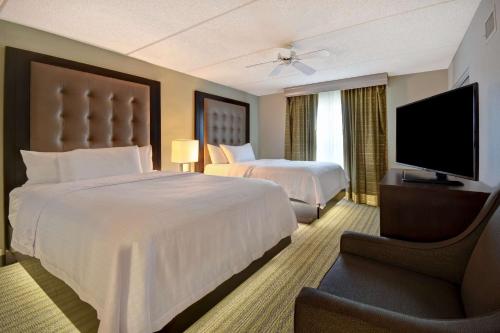 莫尔文费城大峡谷希尔顿惠庭套房酒店的酒店客房设有两张床和一台平面电视。