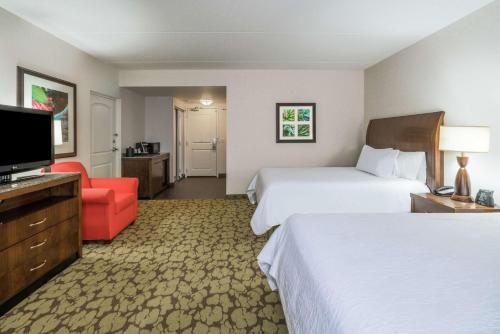 奥克斯福吉谷/奥克斯希尔顿花园酒店的酒店客房设有两张床和一台平面电视。