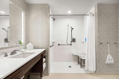 雷德利公园Home2 Suites By Hilton Ridley Park Philadelphia Airport So的带淋浴、盥洗盆和卫生间的浴室