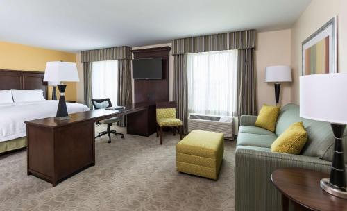 North Wales费城蒙哥马利汉普顿酒店及套房的配有一张床和一张书桌的酒店客房