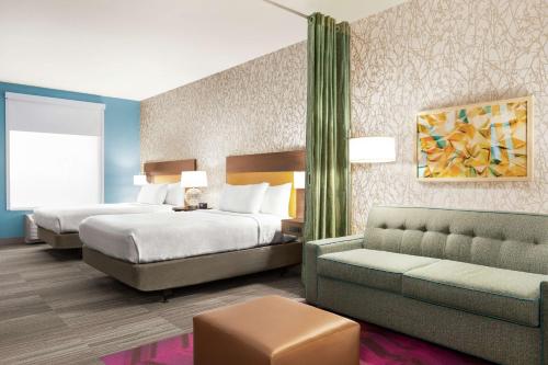雷德利公园Home2 Suites By Hilton Ridley Park Philadelphia Airport So的酒店客房,设有两张床和一张沙发