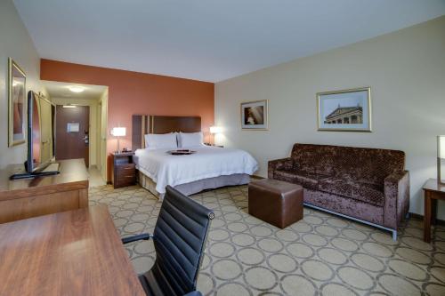 本赛霖姆费城/萨勒汉普顿套房酒店的酒店客房,配有床和沙发