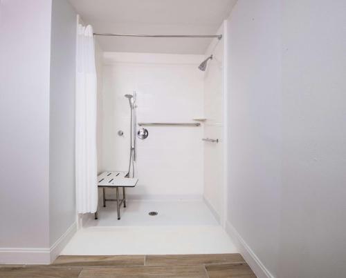 凤凰城北凤凰城机场希尔顿恒庭酒店的白色的浴室设有淋浴和长凳