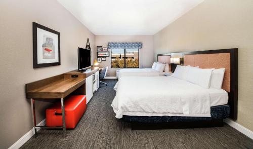 凤凰城北凤凰城机场希尔顿恒庭酒店的配有一张床和一张书桌的酒店客房