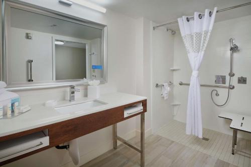 Anthem凤凰城/安顿恒庭酒店的一间带水槽、镜子和淋浴的浴室