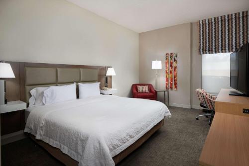 皮奥里亚格伦代尔-皮奥里亚汉普顿酒店的酒店客房,配有床和电视