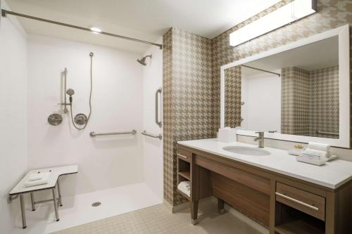 梅萨Home2 Suites By Hilton Mesa Longbow, Az的一间带水槽和镜子的浴室