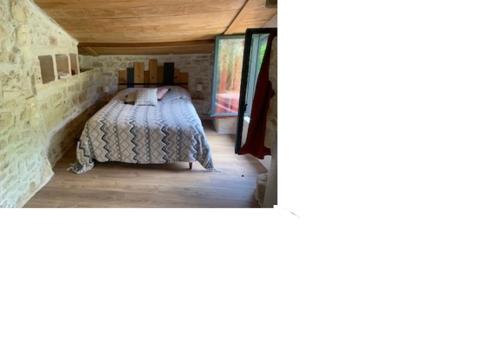 Saint-SavinienLe petit lodge cosy的卧室位于客房的角落,配有一张床
