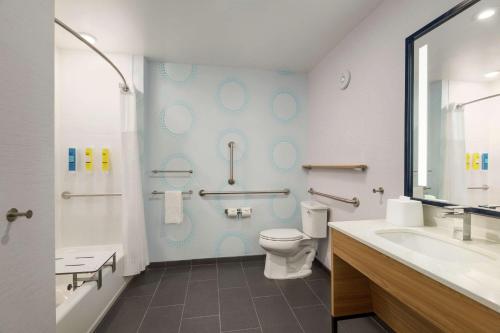 斯科茨Tru By Hilton Scottsdale Salt River的浴室配有卫生间、浴缸和水槽。