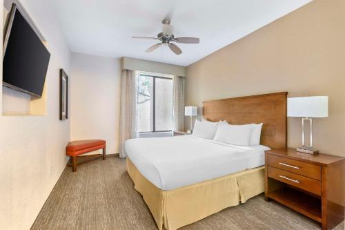 斯科茨Hilton Vacation Club Scottsdale Links Resort的一间卧室配有一张大床和电视