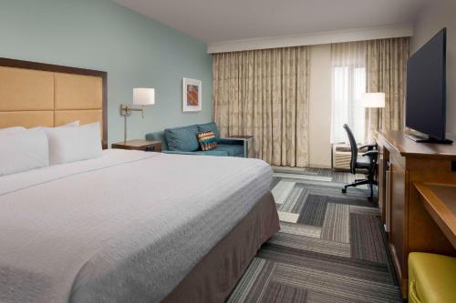 蒙罗维尔匹兹堡门罗维尔希尔顿恒庭酒店的配有一张床和一台平面电视的酒店客房