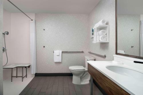 蒙罗维尔匹兹堡门罗维尔希尔顿恒庭酒店的浴室配有白色卫生间和盥洗盆。