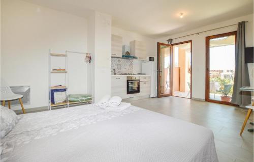 皮亚纳Lovely Apartment In Piana With Wifi的白色卧室设有白色的床和厨房