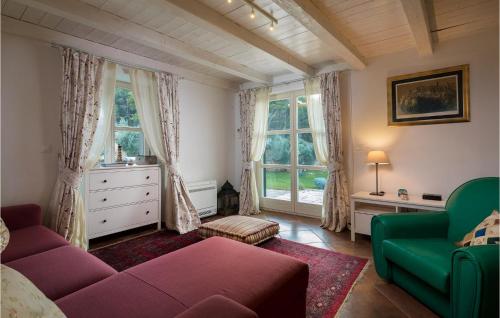 萨度拉德Villa Stella Maris的带沙发和2扇窗户的客厅