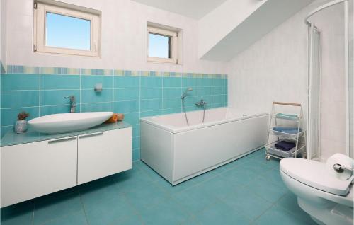 萨度拉德Villa Stella Maris的带浴缸、盥洗盆和卫生间的浴室