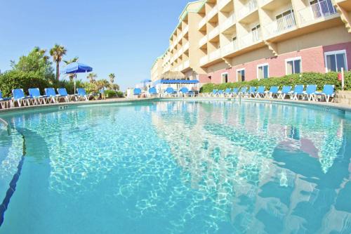 彭萨科拉海滩彭萨科拉海滩汉普顿酒店的酒店前方的大型游泳池