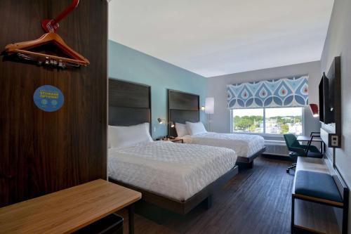 沃尔顿堡滩Tru By Hilton Fort Walton Beach, Fl的酒店客房设有两张床和窗户。