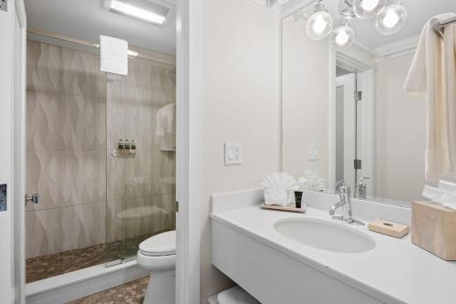 丹尼斯港佩勒姆之家度假酒店的白色的浴室设有水槽和卫生间。