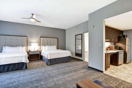 波基普西Homewood Suites By Hilton Poughkeepsie的酒店客房带两张床和厨房
