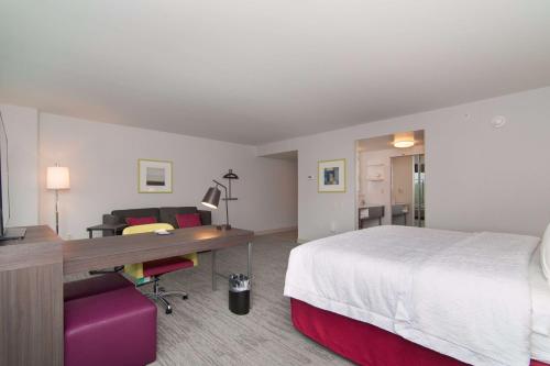 诺维奇诺威奇汉普顿酒店的配有一张床和一张书桌的酒店客房