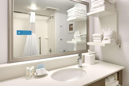 奥勒姆奥莱木/普罗沃汉普顿套房酒店的浴室配有盥洗盆、镜子和毛巾