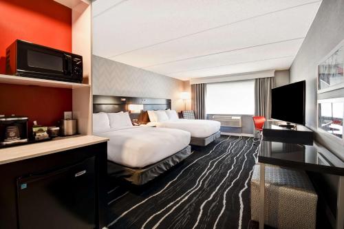 戴德伍德DoubleTree by Hilton Deadwood at Cadillac Jack's的酒店客房设有两张床和电视。