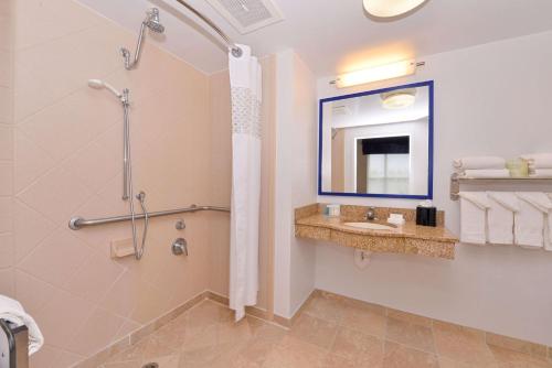 普里茅斯Hampton Inn & Suites by Hilton Plymouth的带淋浴和盥洗盆的浴室