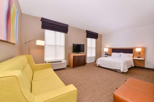 普里茅斯Hampton Inn & Suites by Hilton Plymouth的酒店客房,配有床和沙发