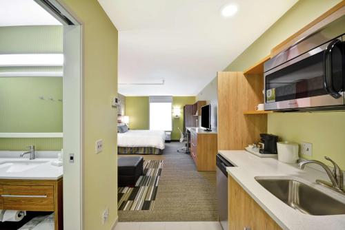 拉皮德城Home2 Suites By Hilton Rapid City的酒店客房设有水槽和一张床