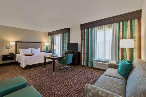 本德本德汉普顿酒店的酒店客房,配有床和沙发