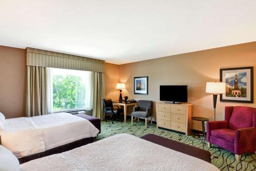 罗利克拉布特里汉普顿套房酒店 的酒店客房配有两张床和一张书桌
