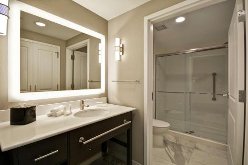 卡瑞Homewood Suites by Hilton Raleigh Cary I-40的一间带水槽、卫生间和镜子的浴室