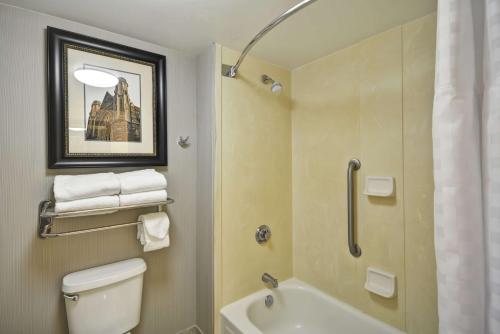 达拉姆家木酒店达勒姆大学教堂山分校I-40的带淋浴、卫生间和盥洗盆的浴室