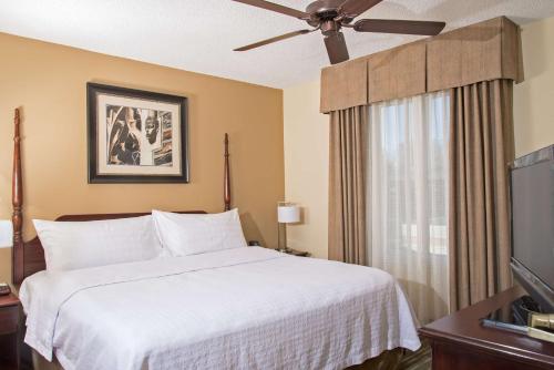 达拉姆家木酒店达勒姆大学教堂山分校I-40的卧室设有一张白色大床和一扇窗户。