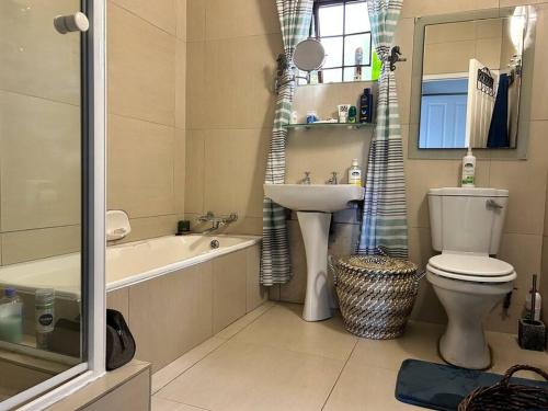 爱德华港Big Fish Seaside Cottage, Sleeps 10 Guests in 5 Bedrooms的浴室配有盥洗盆、卫生间和浴缸。