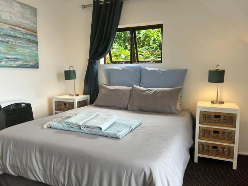 爱德华港Big Fish Seaside Cottage, Sleeps 10 Guests in 5 Bedrooms的一张带两盏灯和毛巾的床