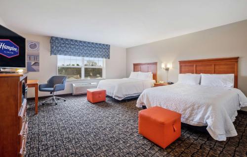 Thomaston罗克兰汉普顿酒店的酒店客房设有两张床和电视。