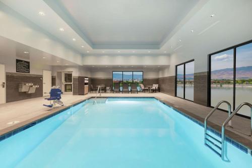 里诺Hampton Inn & Suites Reno/Sparks的享有水景的酒店游泳池